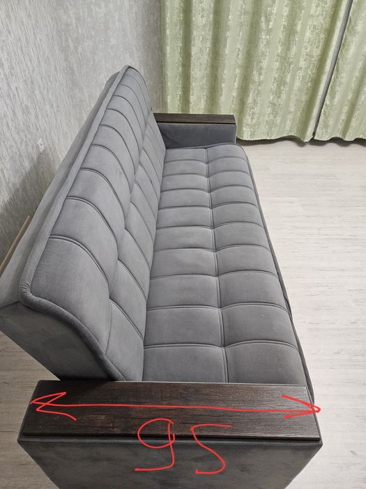 Диван велюровый.