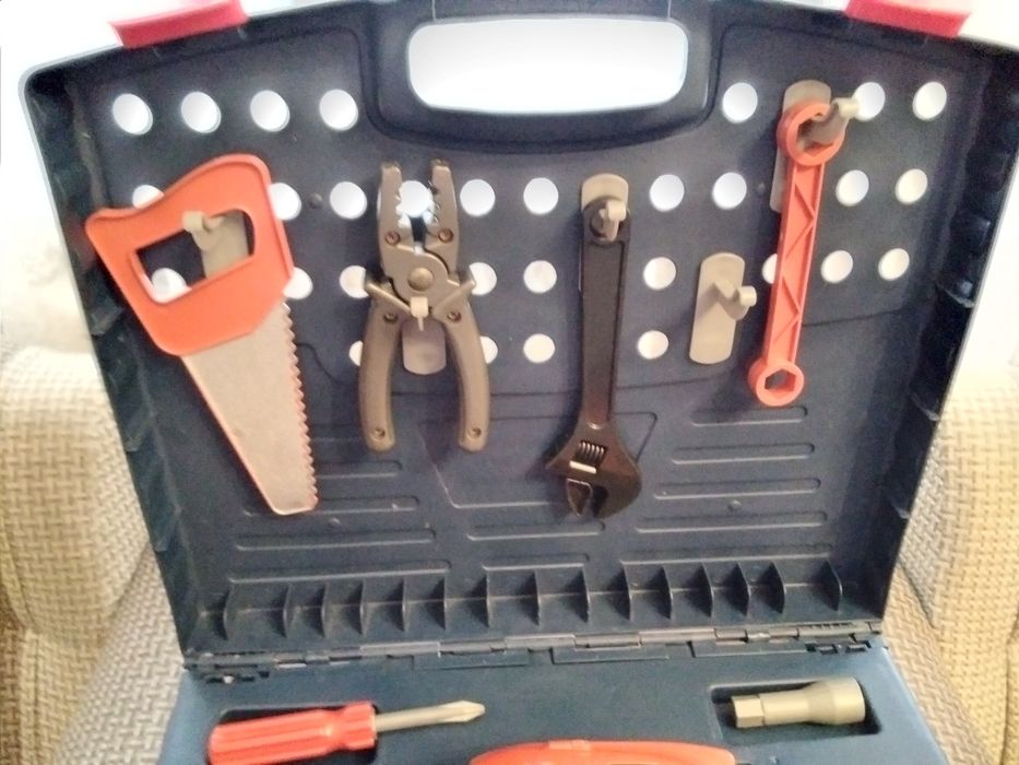 Продам набор слесарного инструмента для мальчика.