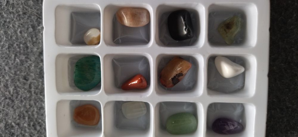 Колекция от полускъпоценни камъни и минерали