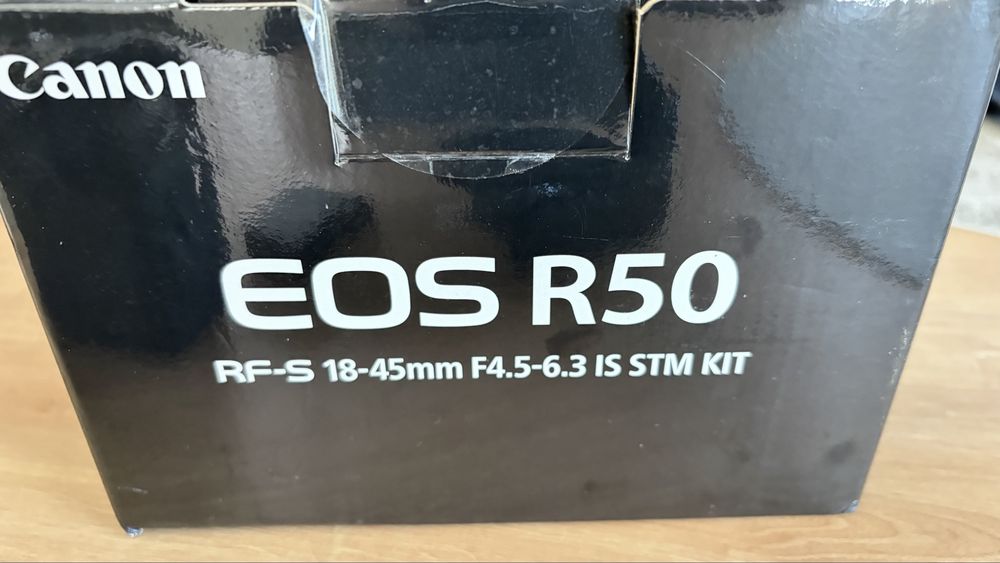 on EOS R50 + obiectiv RF-S 18–45mm – kit