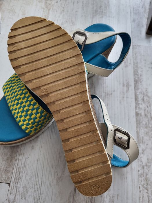 Vând sandale platformă, mărimea 40