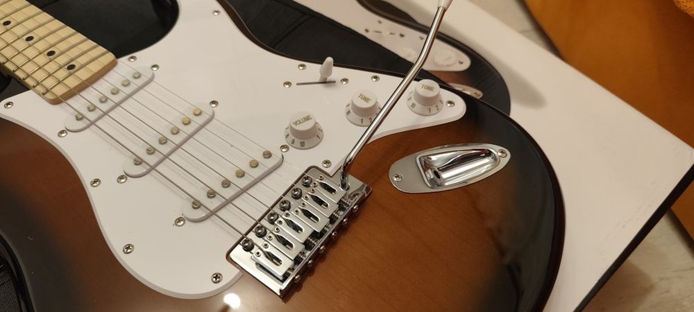Chitara electrica Fender Squier Sonic Stratocaster Pack - 2-Color Sunburst