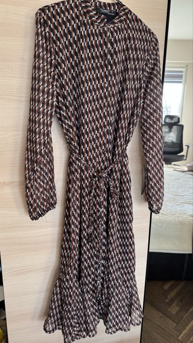 Елегантна рокля с кафяв, черен и златист десен. Ежедневна и официална