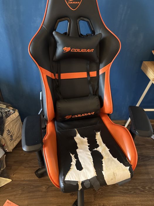 Scaun gaming cougar URGENT