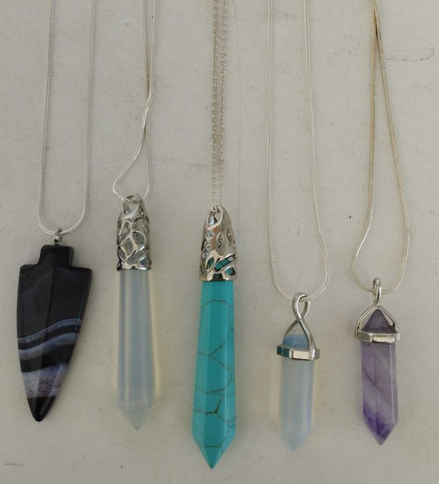 Посребрени колиета,с родиево покритие медальони с естествени камъни .