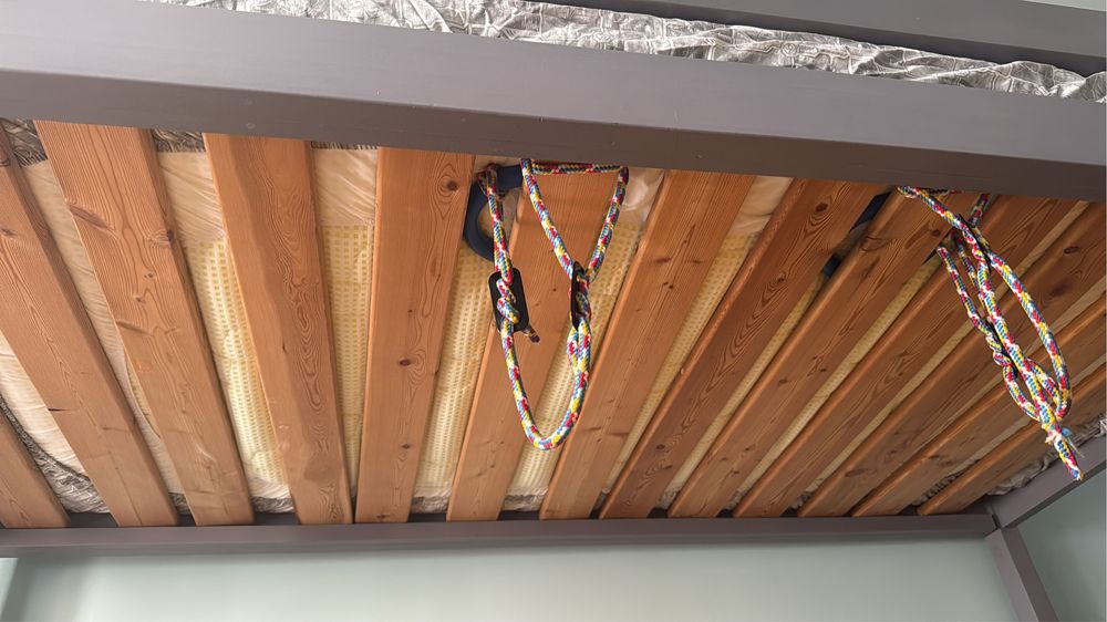 Двухярусная кровать из дерева