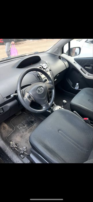 Продавам Тойота Ярис