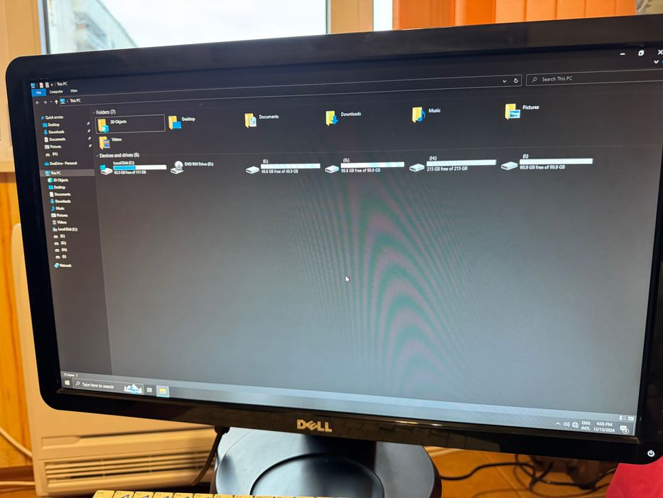 Компютърна конфигурация с инсталиран Windows 10 Pro ,с wifi модем.