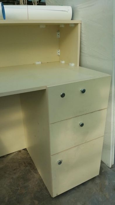 Birou pal crem cu sertar, usita si cheie