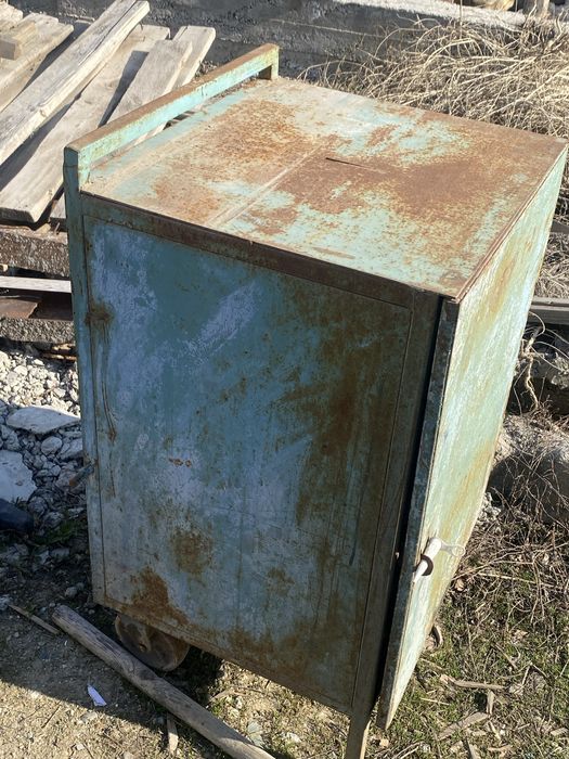 Железный шкаф советский