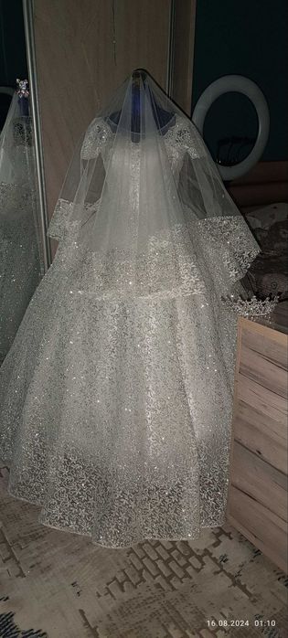 Свадебное платье L-XL, корсетное, в комплекте фата и подъюбник»