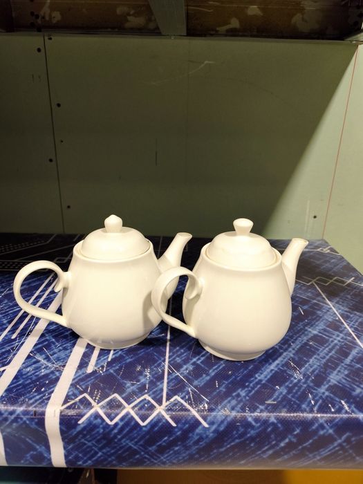 Продам 2 сервизных чайника