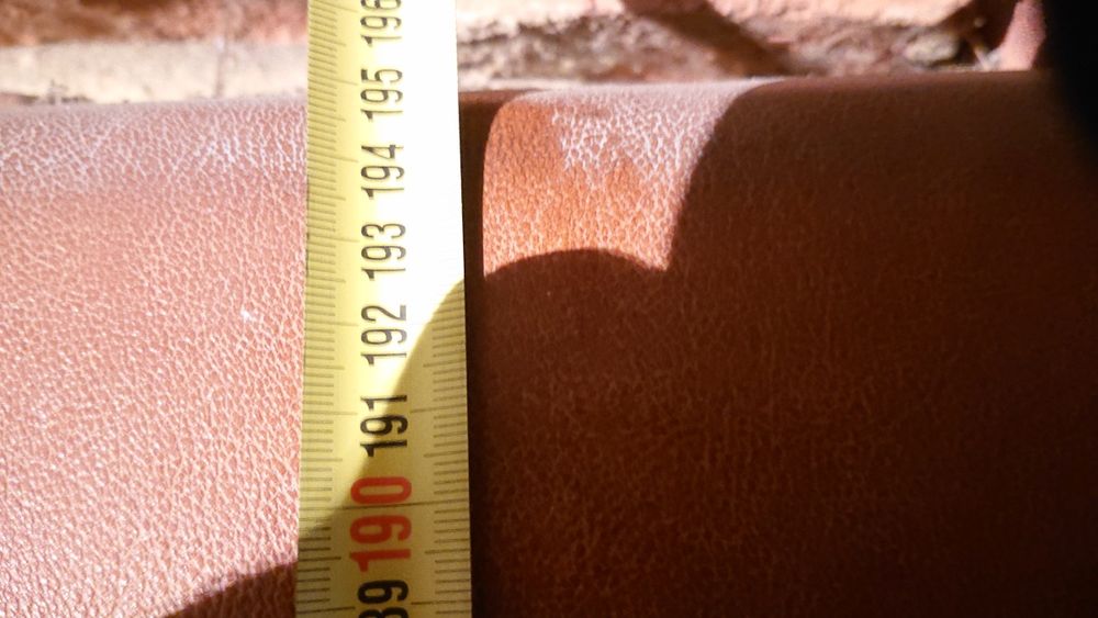 Здрава ,масивна ,тапицирана врата.