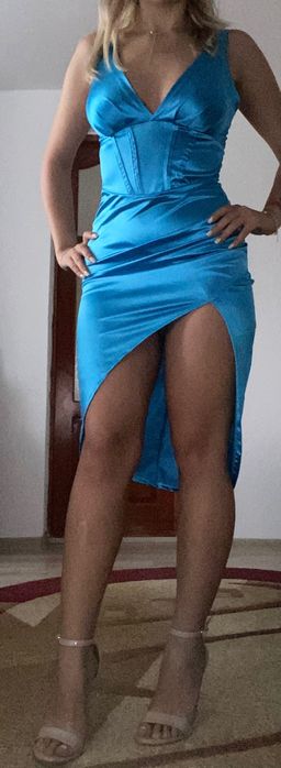 Vând rochița, ca nouă.