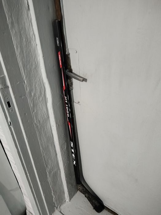 Продам хоккейную клюшку