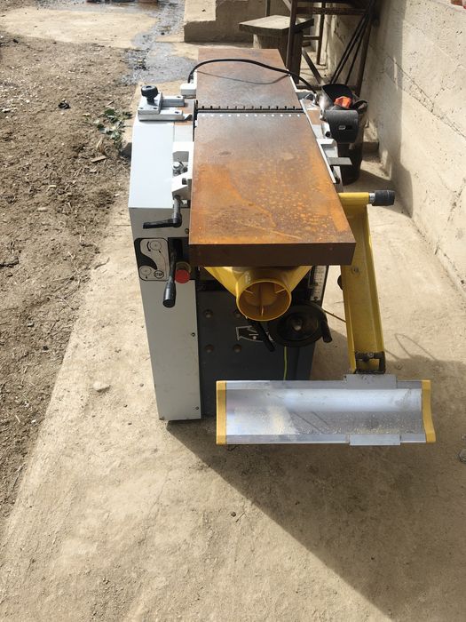 Mașina de rindeluit pe banc