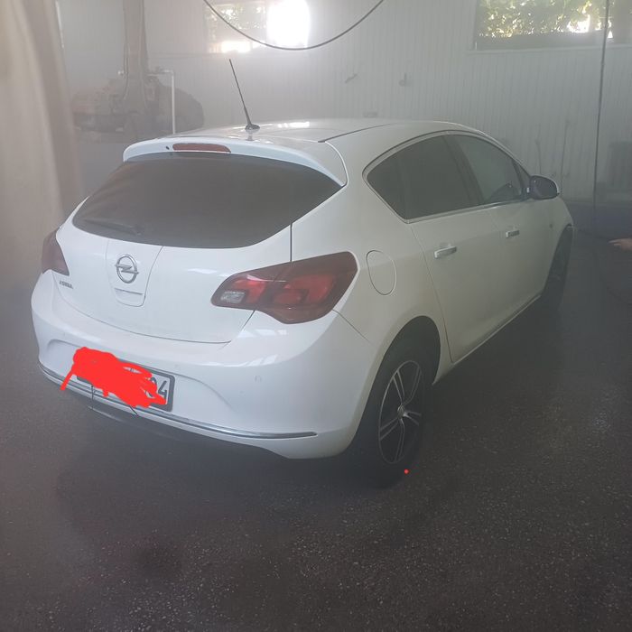 Опель астра j 2013 года