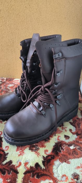 Vând bocanci militari