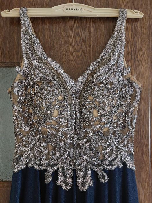 Официална рокля.