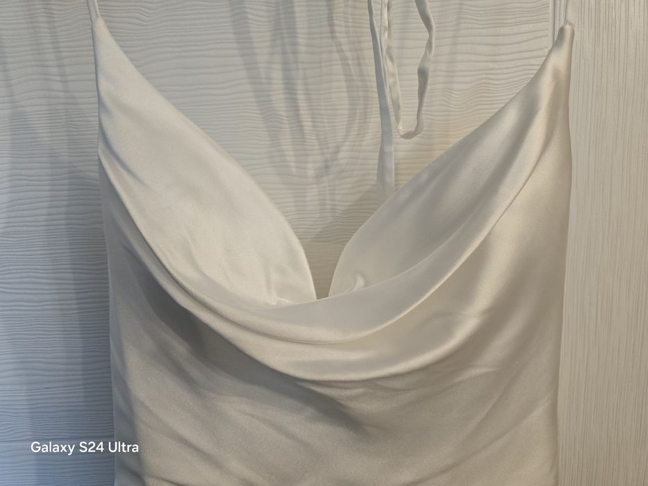 Бяла дълга рокля