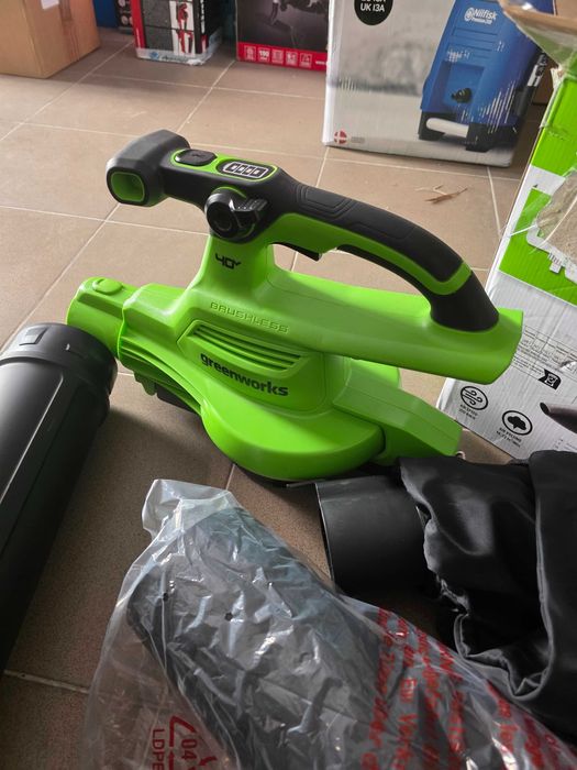 Aspirator/Suflantă de frunze Greenworks cu baterie de 40 V și motor fără perii, 370 km/h, 14,17 m³/min, sac de colectare de 45 L