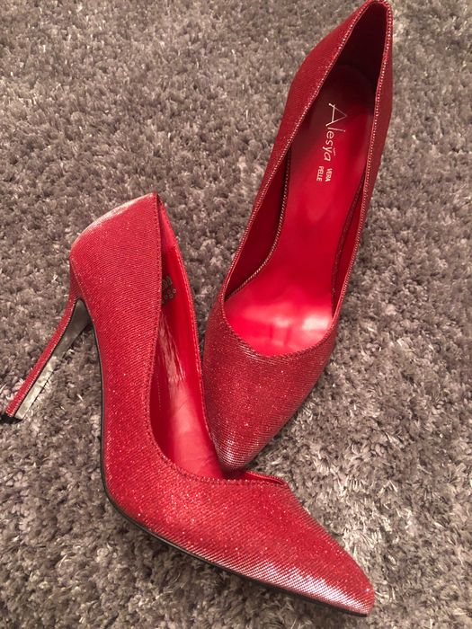 Vând pantofi stiletto !