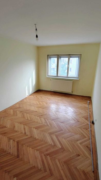 Apartament 3 camere  de vanzare