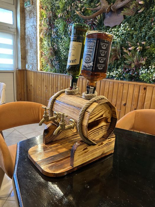 Декоративна дървена бъчва с диспенсър за 2 вида напитки с канелки