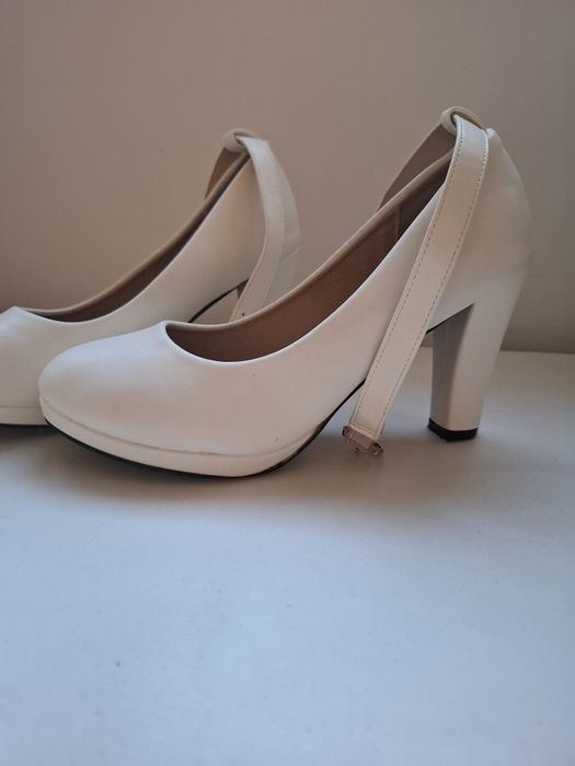 Бели обувки на ток