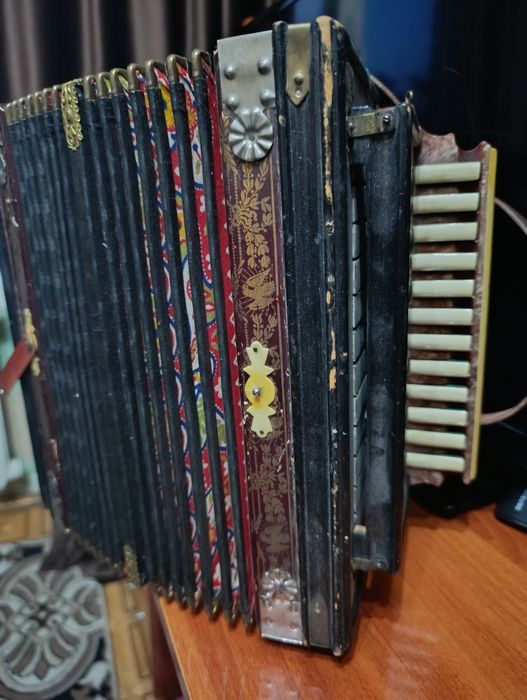 Продается старинная гармонь