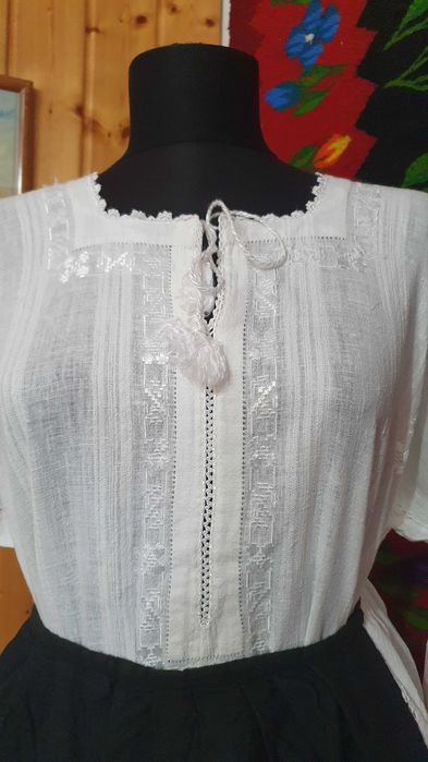 Costum popular (ie/camasa cu poale, sort/zadie/catrinta/boscea)