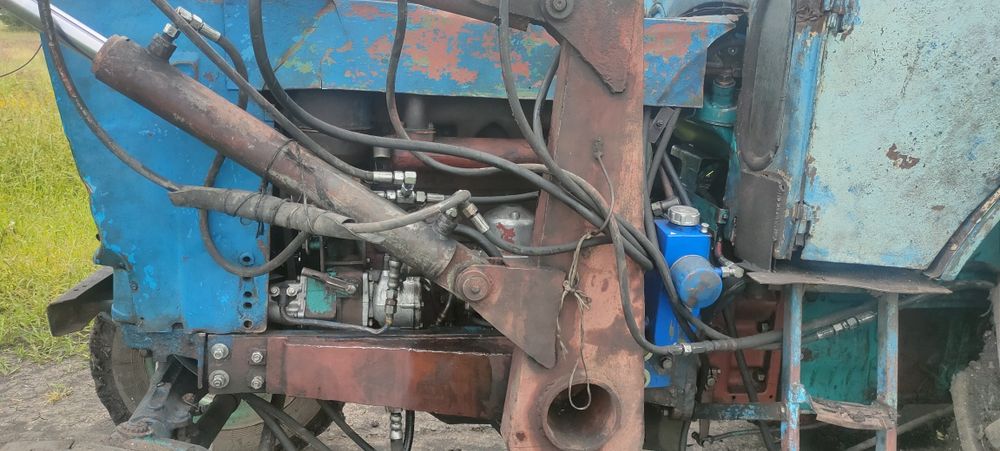 Продам трактор в комплекте сельхоз агригаты