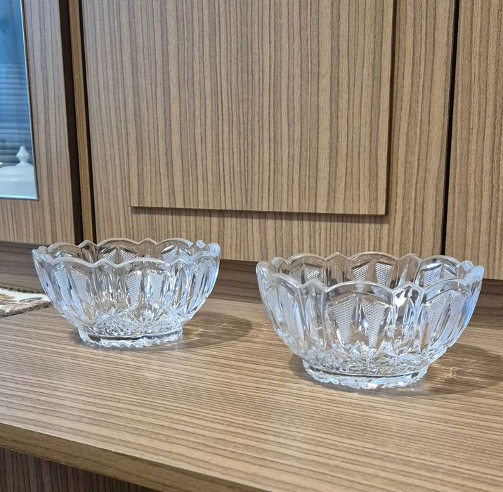 Продаются хрустальные вазы , салатницы , конфетницы , менажницы .