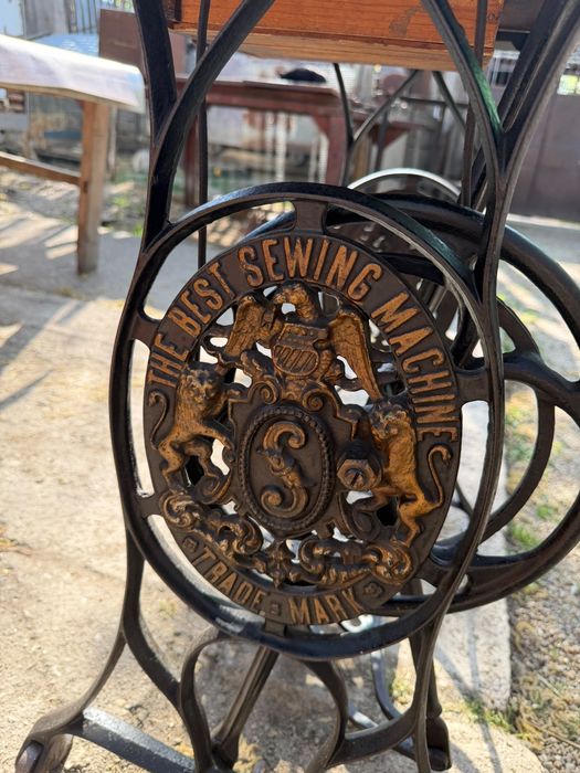 Mașină de cusut de colecție „The Best Sewing Machine” – completă, cu masă și pedală originale