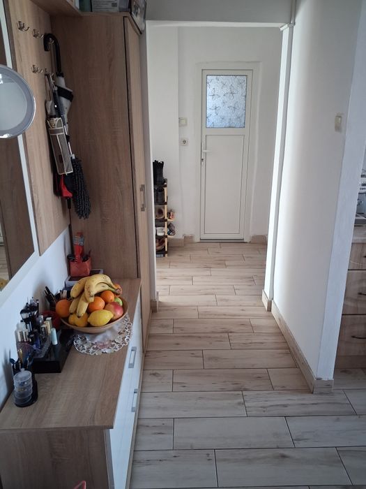 Vând apartament cu 2 camere decomandat în carpati2 str Ganea la etaju4