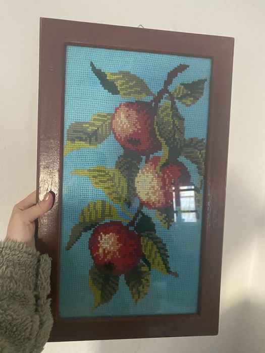 Tablou-Goblen vechi lucrat manual de bunica-mere rosii, decor vintage