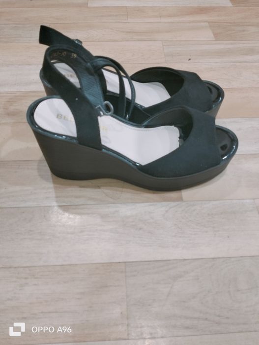 Продам босоножки