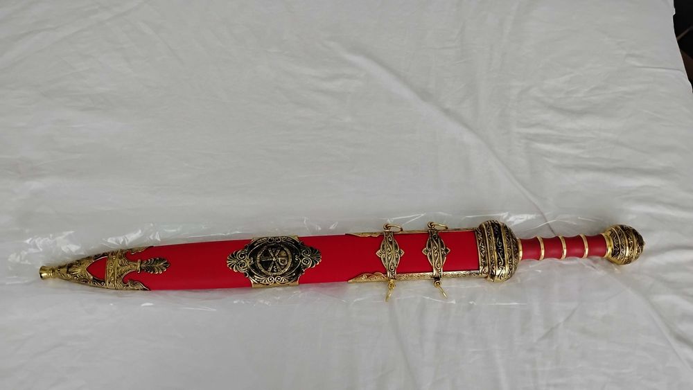 Римски меч Гладиус  Центуриус метален с ножница червен- не е играчка .