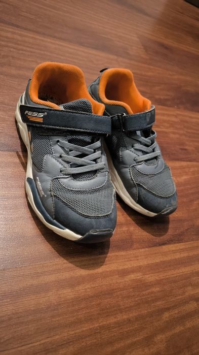 Кроссовки размер 33 - 34 .