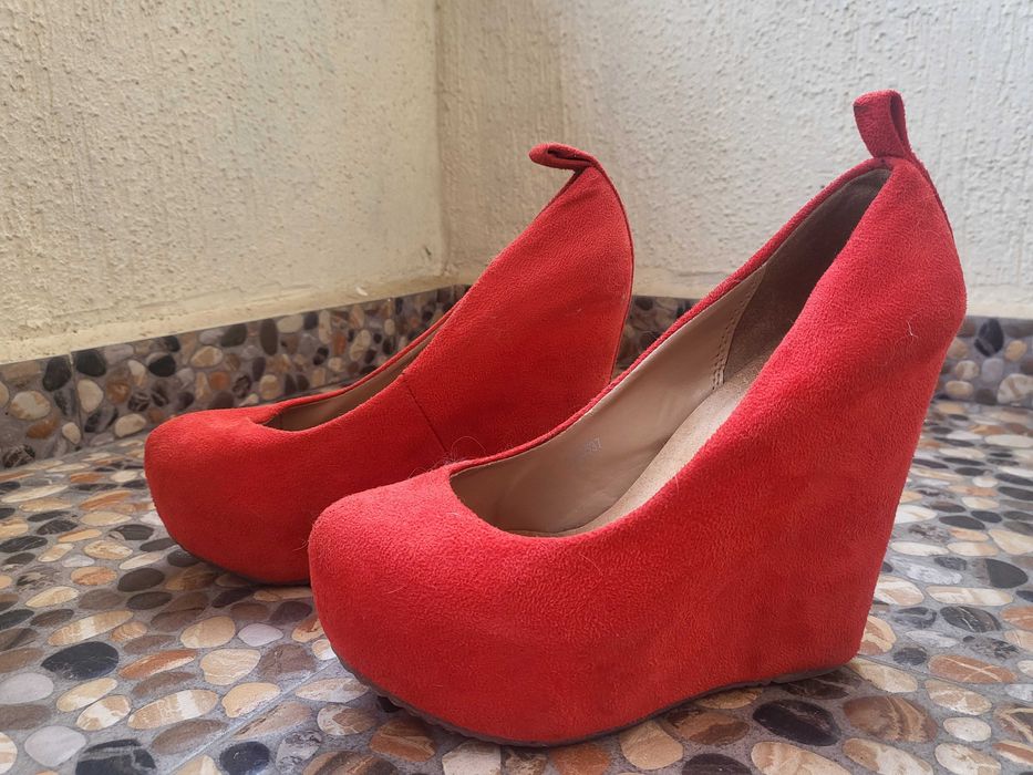 Червени обувки на платформа