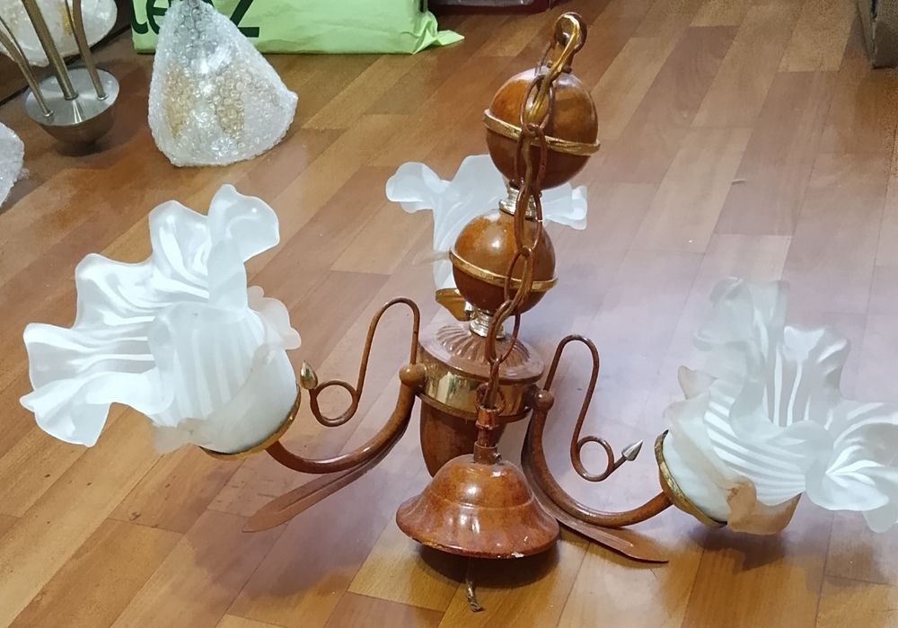 Продам люстры, бра и светильники