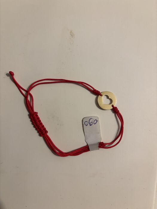 Brățară șnur roșu cu pandantiv din aur, inimă decupată