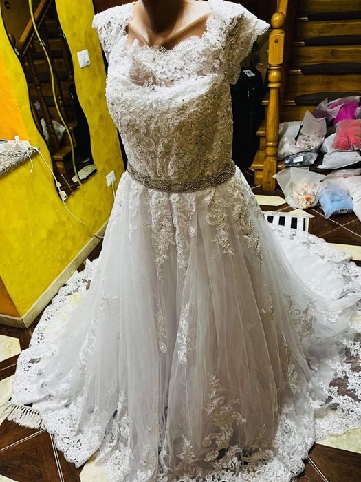 Vand rochie de mireasa noua