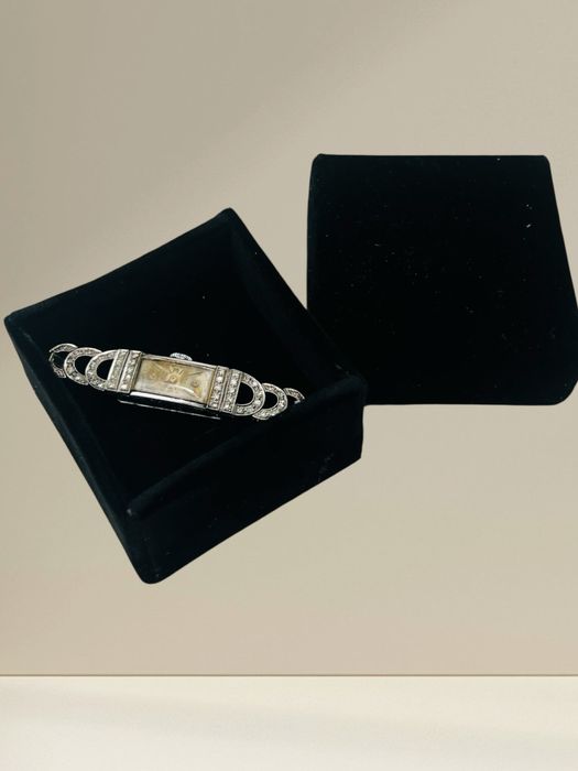 Платинен дамски часовник с диаманти