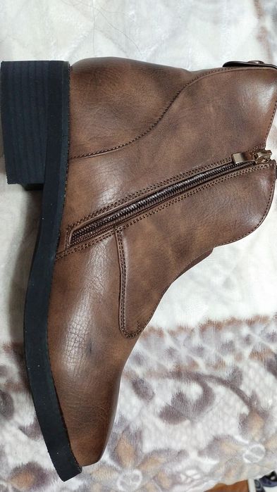 Срочно продам женские ботинки