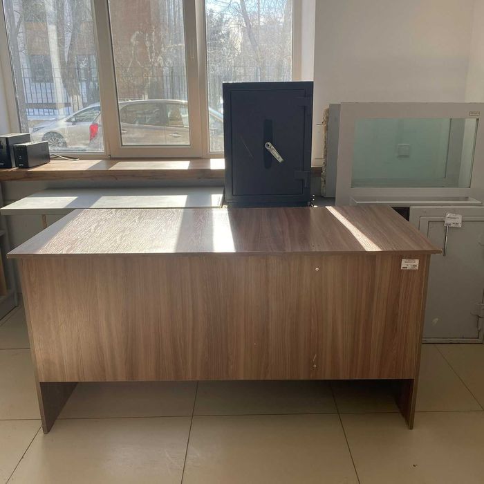 Стол деревянный коричневый