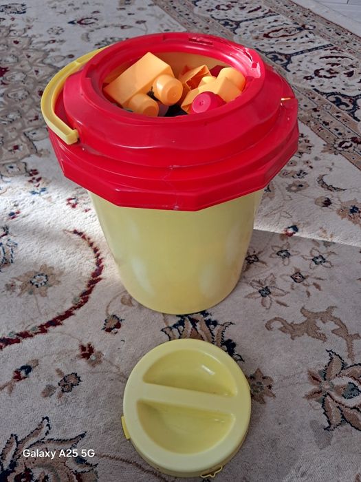 Конструктор  в подарок ведёрко.