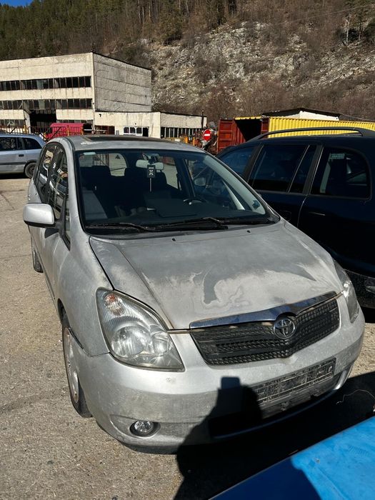 Тойота Корола версо 1.8 на части