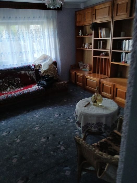 Vând casa la Capreni