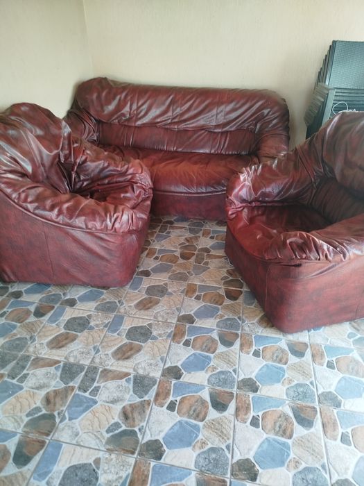 Vind două fotolii și canapea ,stare bună , preț negociabil!